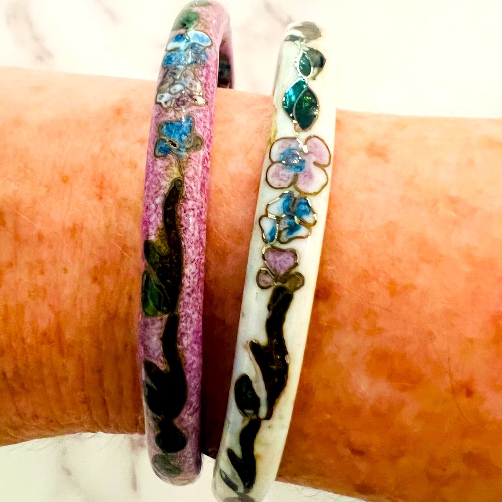 Gorgeous pair of Cloisonné  vintage bangles. Floral purple and white.